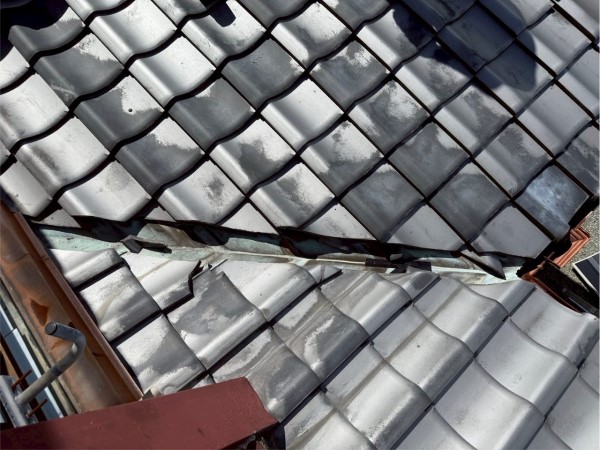 谷板金の交換工程　瓦の撤去